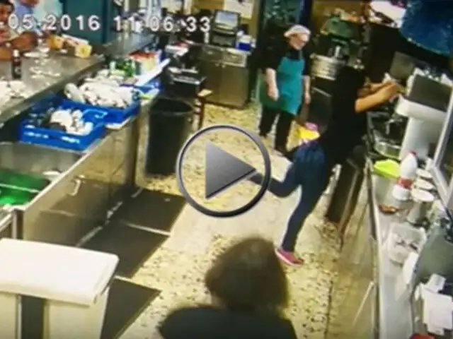 VIDEO: camarera con increíbles reflejos sorprende al mundo con esta acción