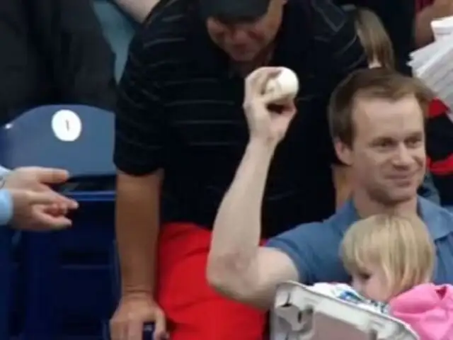 EEUU: padre atrapó pelota de béisbol mientras cargaba a su hija