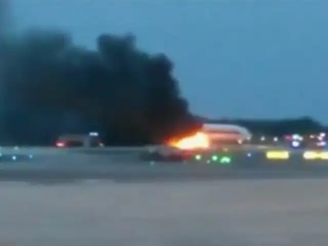 Avión con 240 pasajeros a bordo se incendia en Singapur