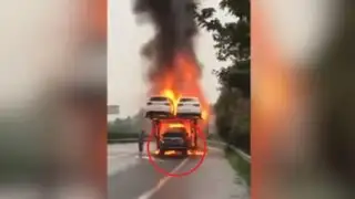 Arriesgado conductor rescata auto nuevo de camión remolcador en llamas