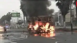 Los Olivos: grúa se incendia en plena avenida Carlos Izaguirre