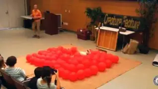 Perro logra récord Guinness por romper 100 globos en menos de 1 minuto