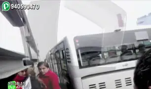 Bus del Metropolitano "peina" a pasajeros tras desperfecto al cerrar puertas