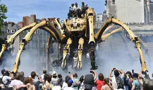 Gigantesca araña de 38 toneladas 'pasea' por las calles en Francia