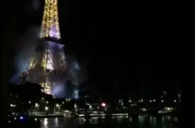 Se incendia los alrededores de la  Torre Eiffel en París