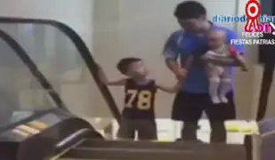 China: niño muere al caer de escalera eléctrica en centro comercial