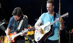 Coldplay junto a Michael J. Fox tocan temas de 'Volver al futuro'