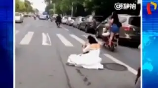 China: novia es abandonada en pista tras caer de moto