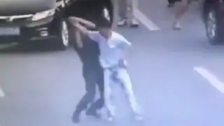China: mujer policía reduce a hombre armado con maniobra de artes marciales