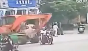China: motociclista muere al ser arrollado por una excavadora