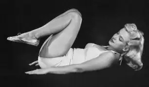 Desconocidas fotos muestran a Marilyn Monroe practicando yoga