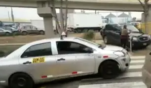Vehículos invaden zona peatonal en cruce de Naranjal con Panamericana Norte