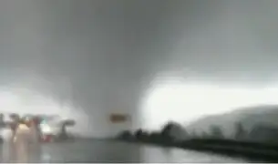China: paso de tornado viene causando graves destrozos