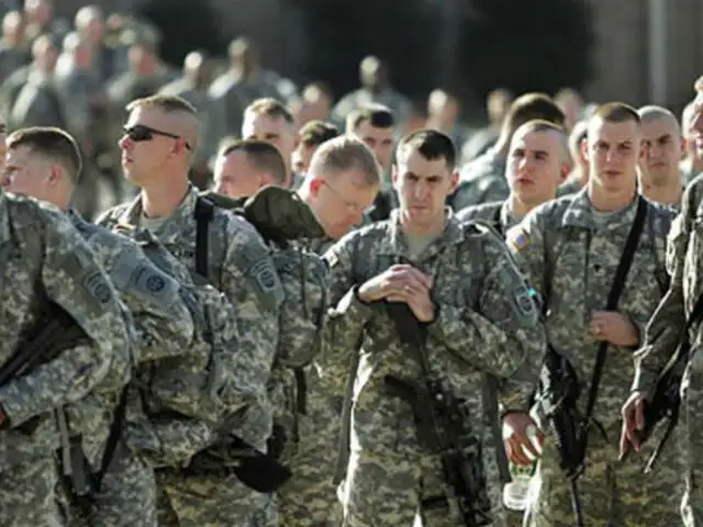 Biden revirtió ley que impedía a personas 'trans' servir en el ejército
