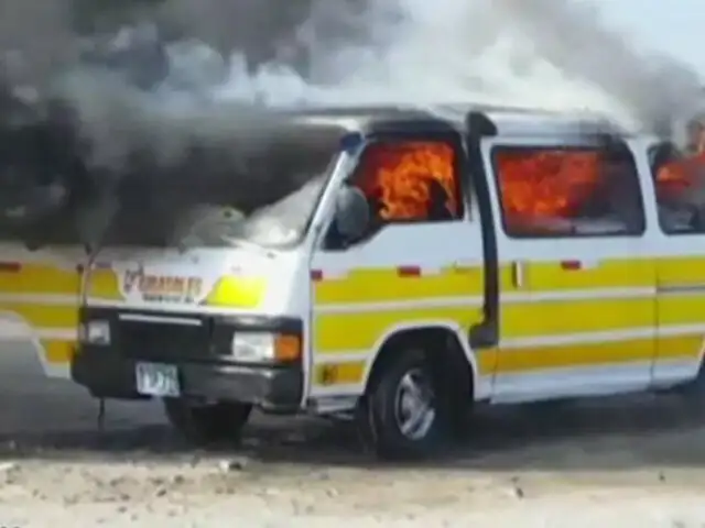Trujillo: combi de transporte público fue incendiada por presuntos extorsionadores