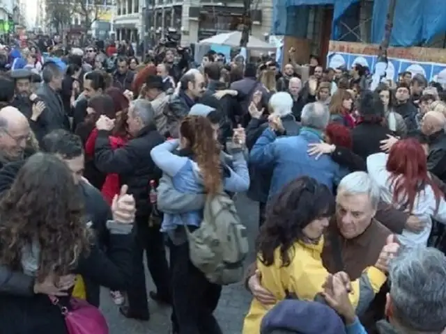 Argentinos bailan tango en protesta contra gobierno