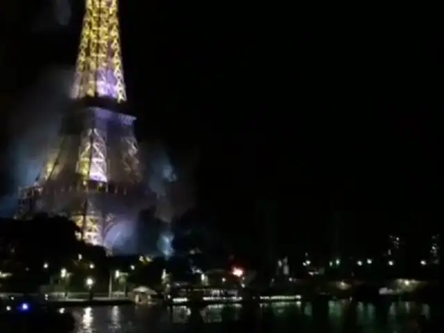 Se incendia los alrededores de la  Torre Eiffel en París