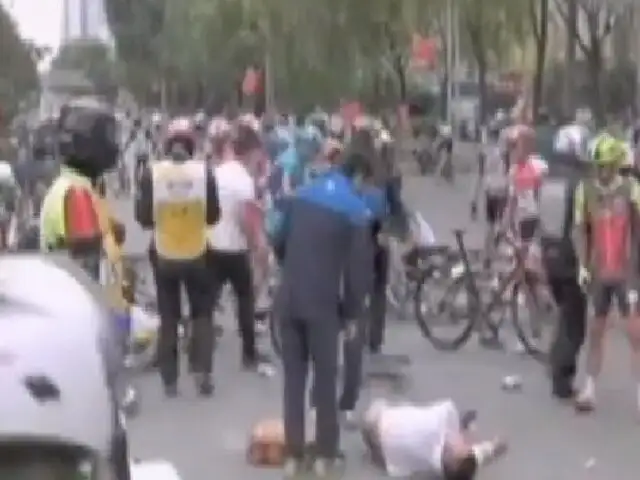 China: caída en cadena mandó al suelo a decenas de ciclistas