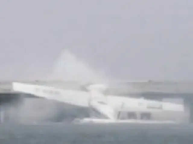 China: impacto de avión contra puente dejó cinco muertos