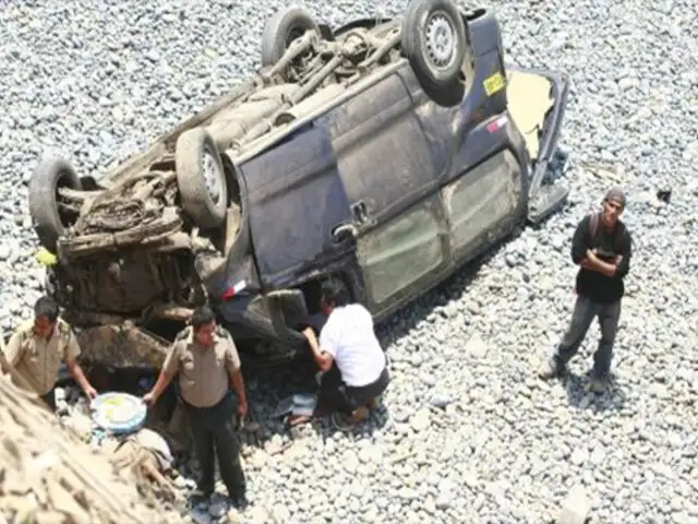 Despiste y caída de vehículo a abismo deja dos muertos en Chincha
