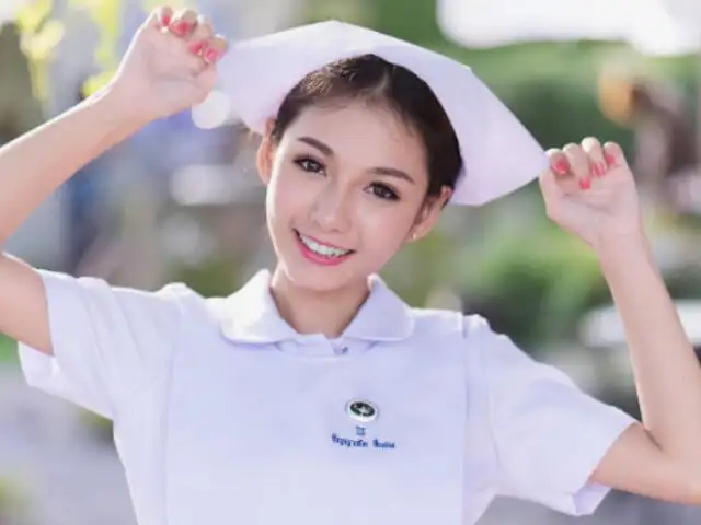 Tailandia: Una enfermera arrasa en las redes sociales por su belleza [FOTOS]