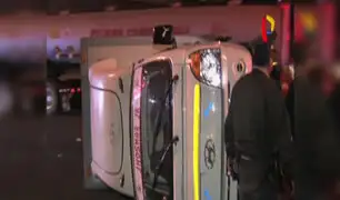 Camión impacta contra furgón volcado en Panamericana Sur