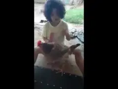 Niña y su gallina son todo un viral en Facebook