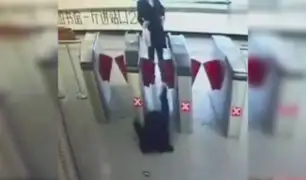 China: hombre sufre accidente por no pagar pasaje en Metro