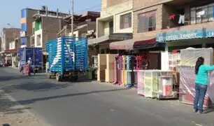 Vendedores de muebles invaden vía pública en Comas