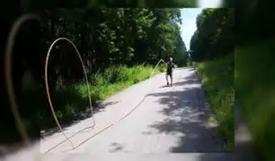 YouTube: Este hombre usa el látigo más largo del mundo para romper el récord Guinness [VIDEO]