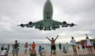 VIDEO: aviones aterrizan cerca de bañistas