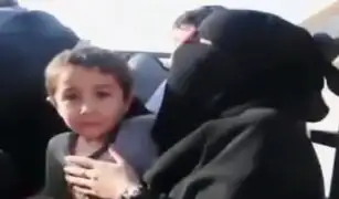Siria: mujer se quiebra al ser liberada del ISIS y se quita el velo