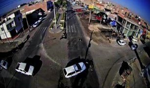 Tacna: motociclista salva de morir tras chocar contra auto