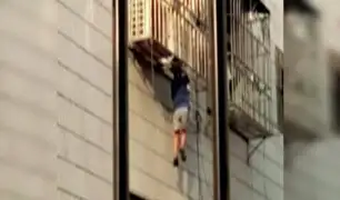 China: hombre rescata a niño atrapado en rejas de ventana