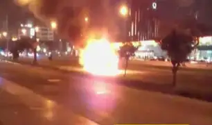 Surco: auto se incendia en plena avenida Javier Prado