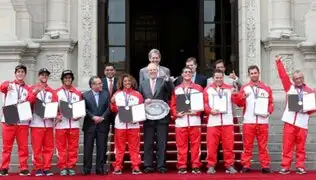 PPK homenajeó a selección peruana de surf tras ganar campeonato mundial