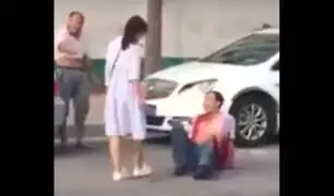 YouTube: Mujer acuchilla a su esposo en plena calle de China [VIDEO]