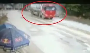 China: sujetos se salvaron de morir atropellados por camión cisterna