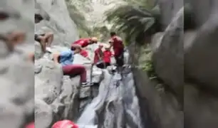 Huarochirí: rescatan a turista que cayó a catarata