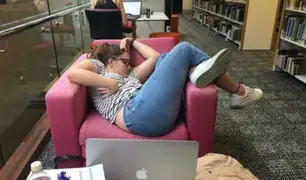 Una estudiante se queda dormida en biblioteca y es víctima de las redes sociales [FOTOS]