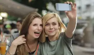 Aseguran que selfies causan aumento de los piojos en adolescentes