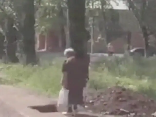 China: anciana cae a hoyo por caminar distraída