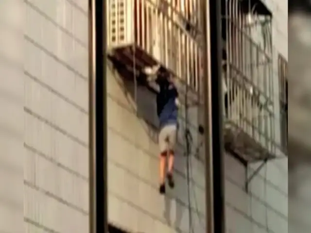 China: hombre rescata a niño atrapado en rejas de ventana
