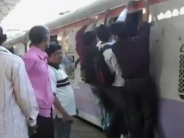 India: video aficionado capta caos en estación del tren
