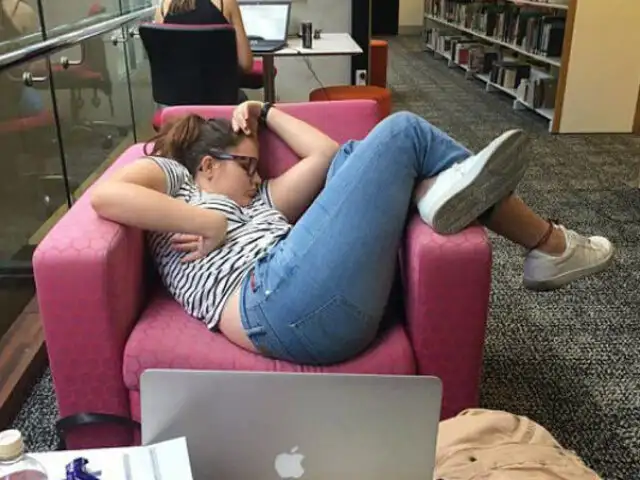 Una estudiante se queda dormida en biblioteca y es víctima de las redes sociales [FOTOS]