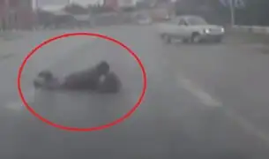 EEUU: mujer fue atropellada tras cruzar la pista imprudentemente