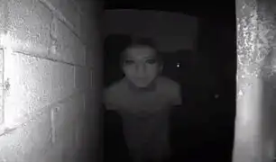 Publica aterradora foto de un extraño delante de su puerta y ahora no se sabe nada de él