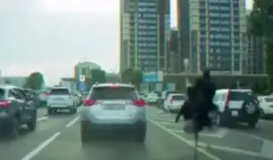 YouTube: Un hombre va en avestruz para evitar el tráfico en Kazajistán [VIDEO]