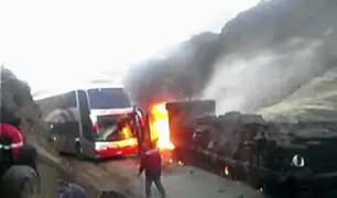 Huancavelica: Camión con cemento se incendia y queda en cenizas