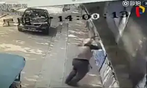 VIDEO: sujeto que intentó pegar afiche muere aplastado por pared